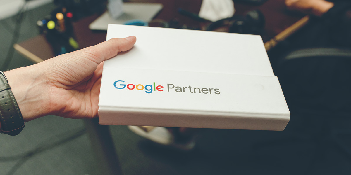 Ein Google Partners Notizbuch wird überreicht
