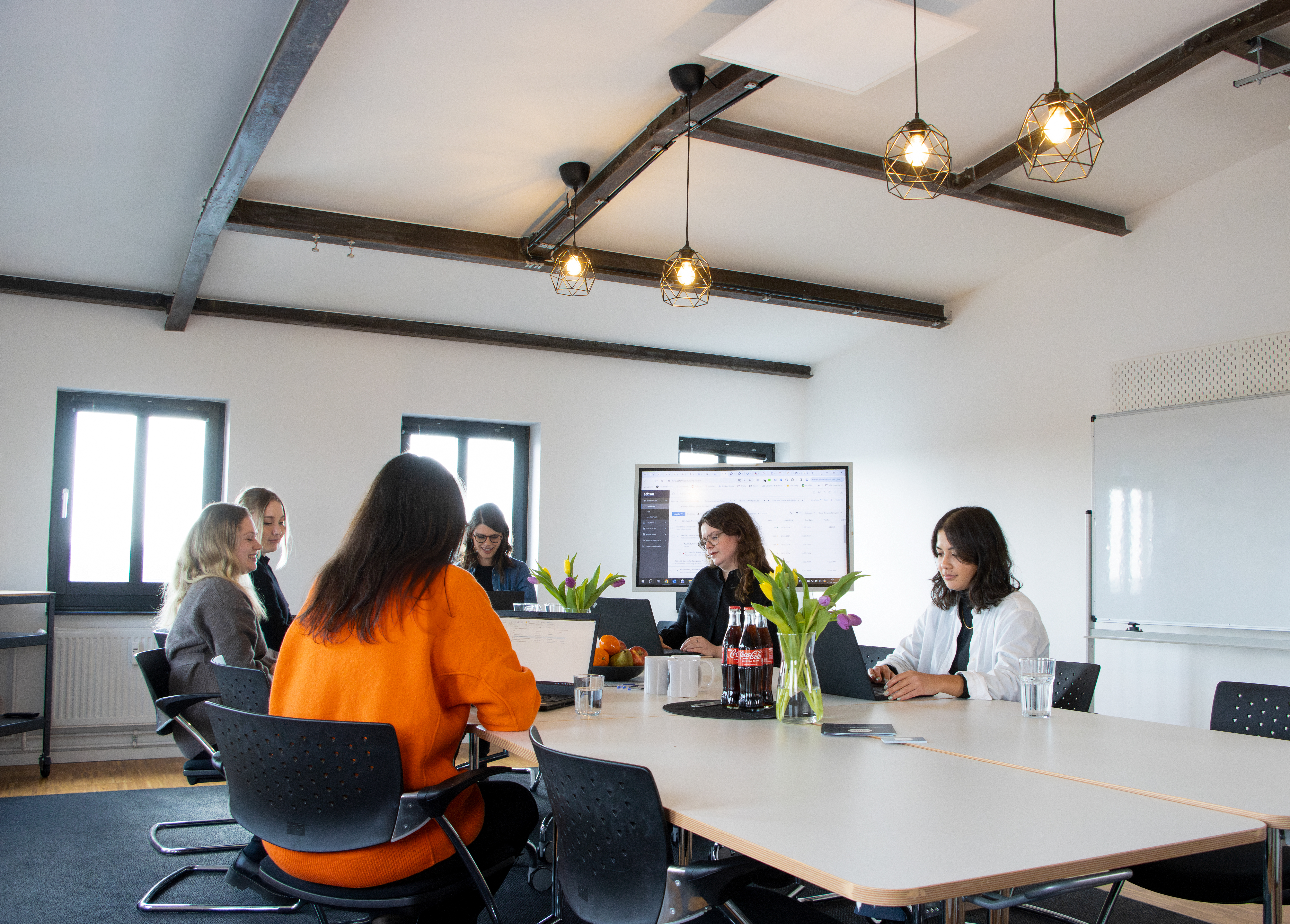 Aufnahme einer Gruppe, die gerade in einem Seminarraum sitzt.