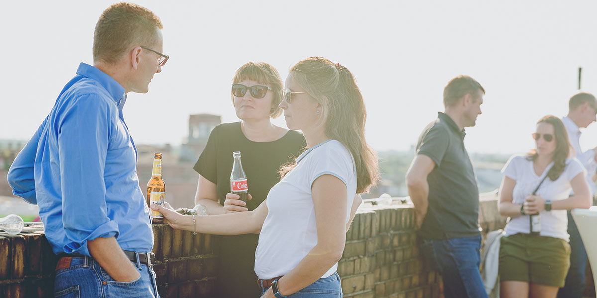 Teilnehmenden eines SEo-Seminars beim Austausch auf der Dachterrasse