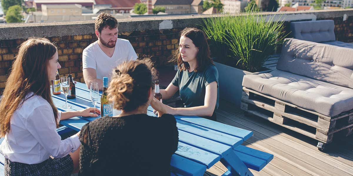 Teilnehmende eines SEO-Workshops beim Austausch auf der Dachterrasse