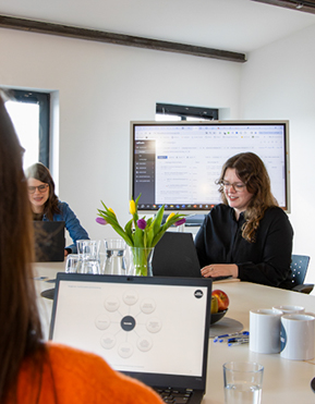 Unsere Berater:innen bei der Arbeit.