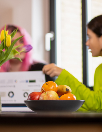Agentur-Mitarbeiterin bespricht mit einer Kundin einen Web Analytics Check